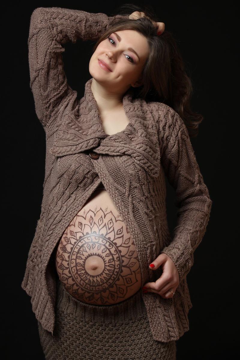 美女孕妇肚子上美丽的纹身图案