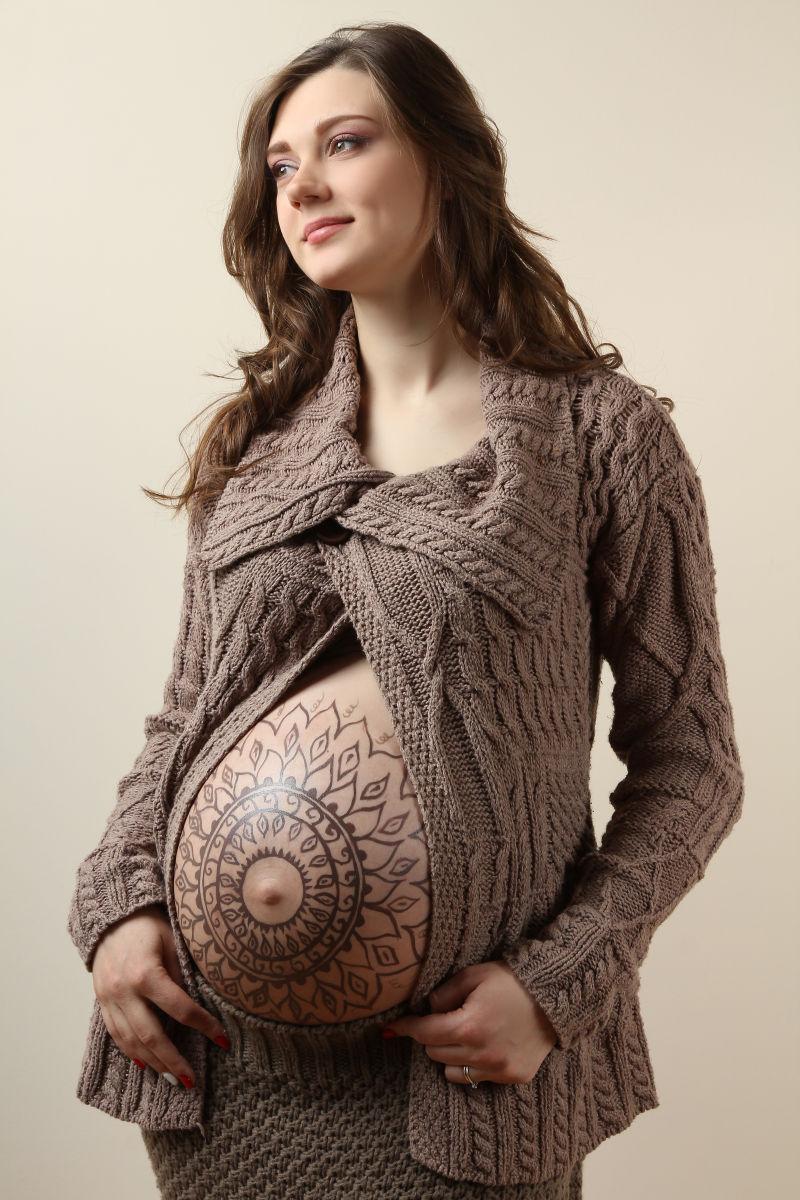 美女孕妇腹部的纹身