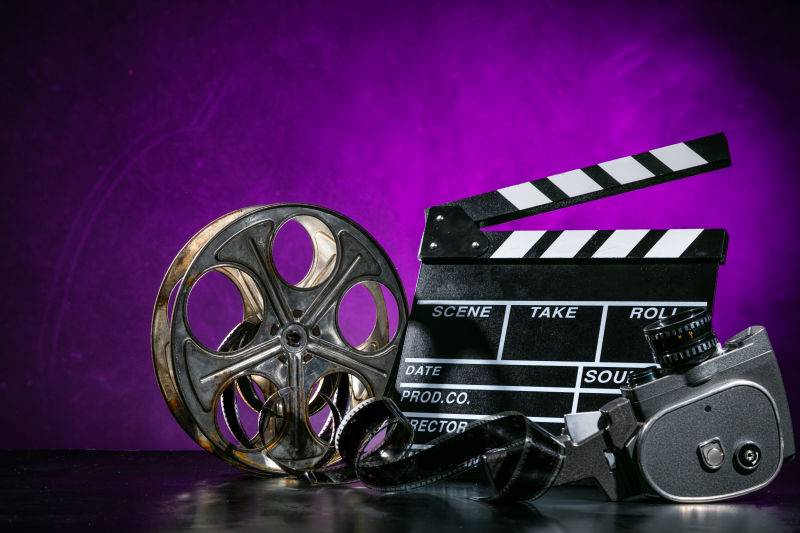 紫色背景下的电影设备