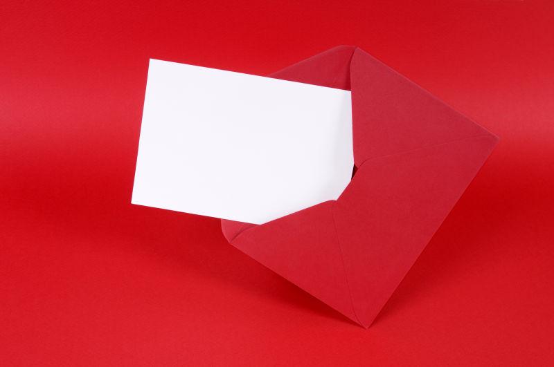 红色背景下红色信封里的白色卡片