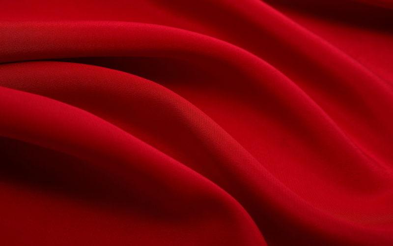 深红色折叠的丝绸