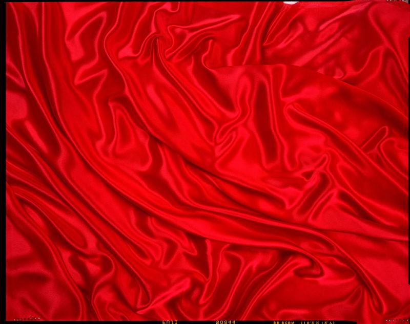 红色丝绸多条褶子效果
