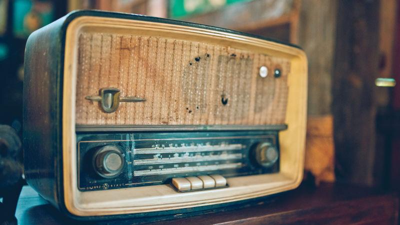 古董背景生锈的收音机