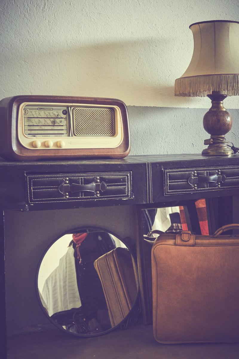 灯在桌子和收音机旧货黑色真皮手提包