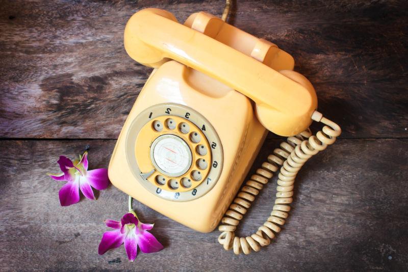 复古电话与花朵