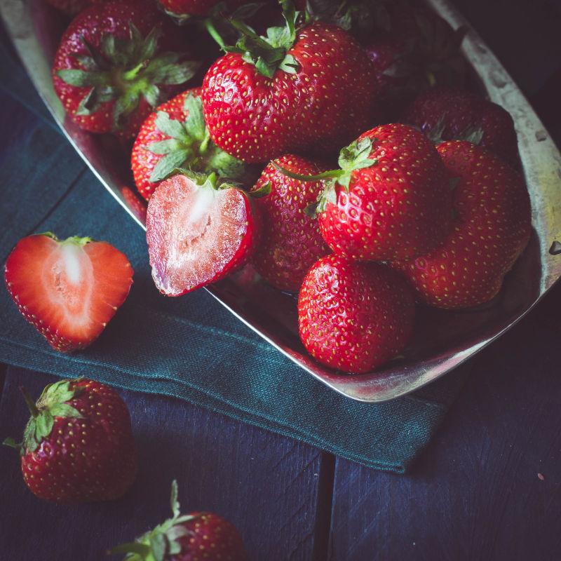 黑木桌上有成熟的草莓