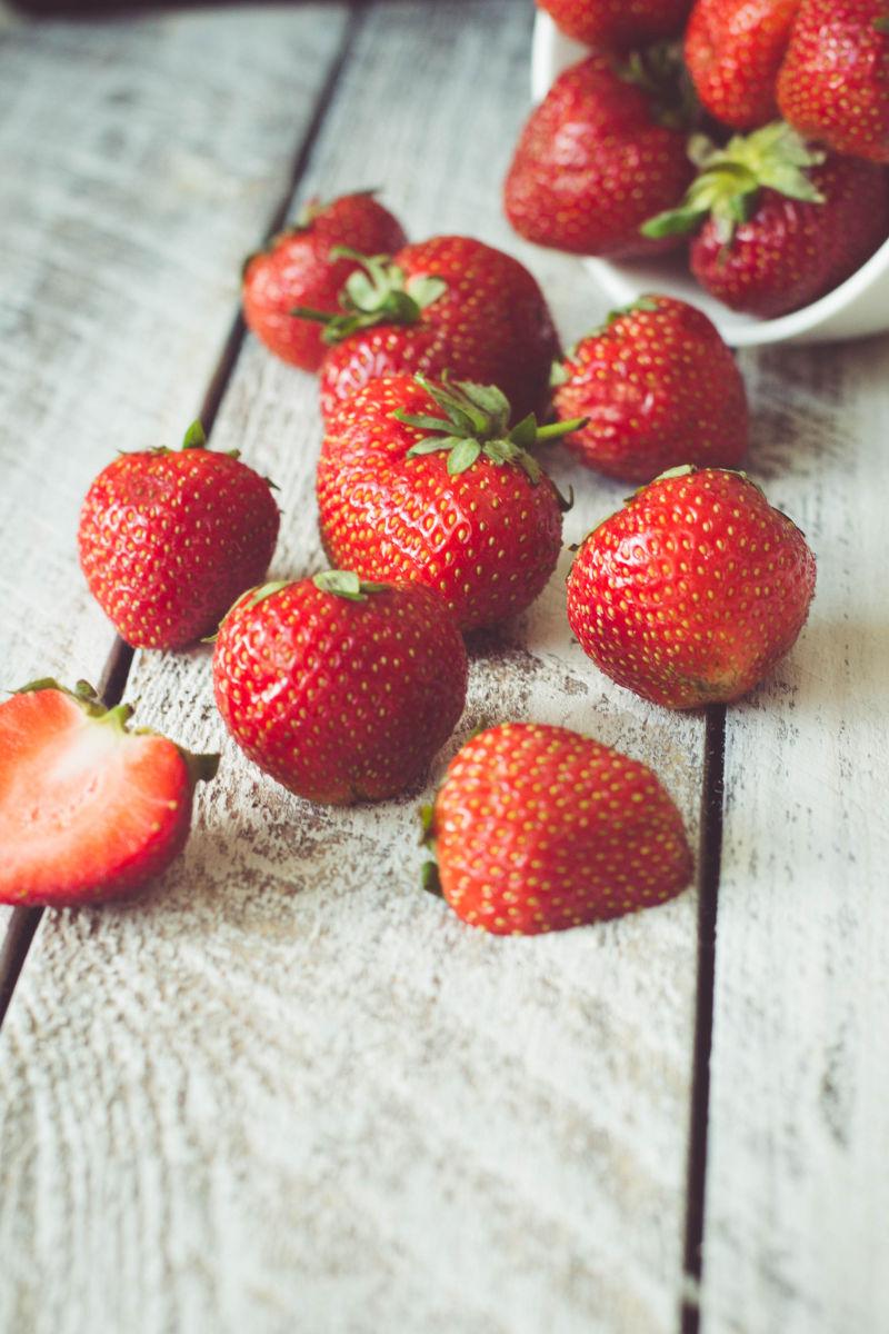成熟的草莓在木桌上