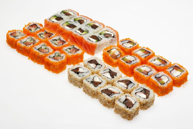 不同类型的卷寿司在白色背景上