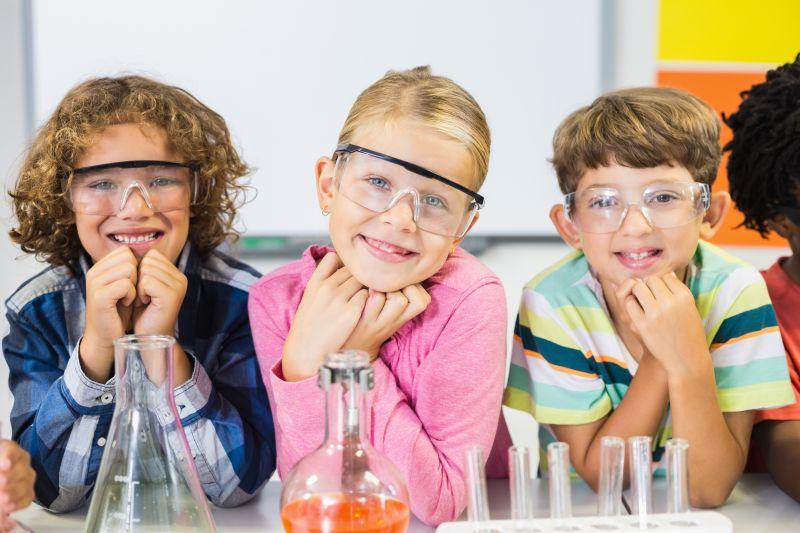 实验室中的戴保护眼镜的儿童肖像
