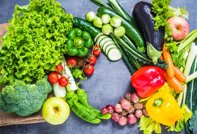 堆放整齐的新鲜健康蔬菜