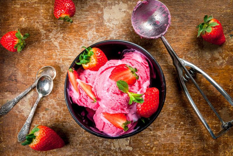 草莓冰淇淋和浆果勺子