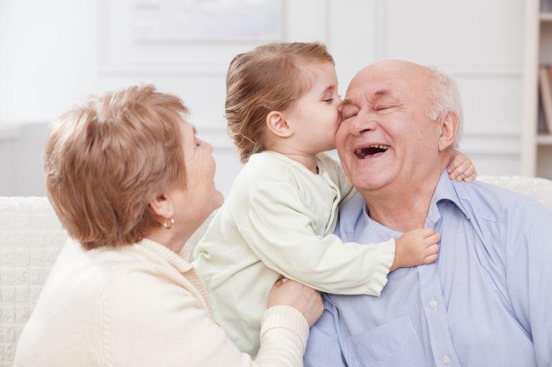 可爱的小孩对祖父母表达爱意