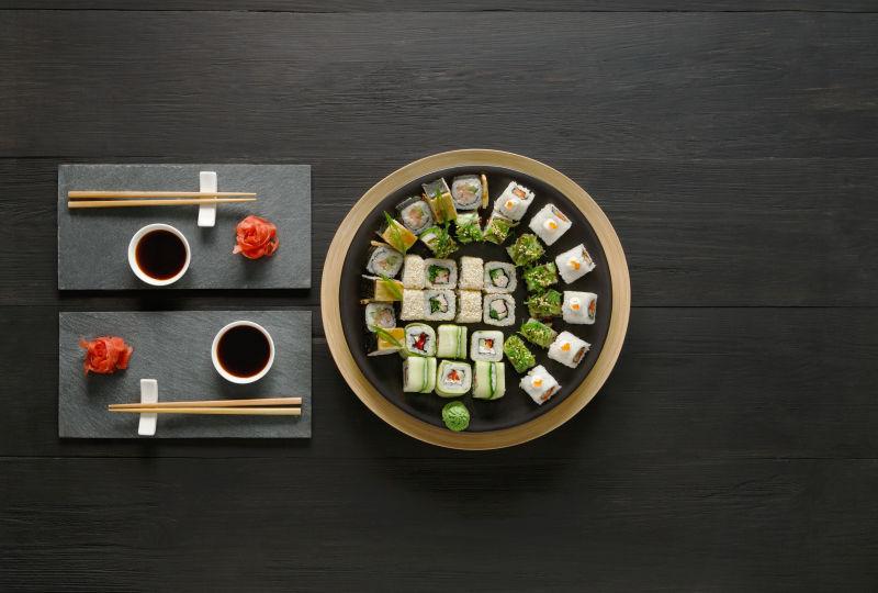 寿司真希和两双筷子