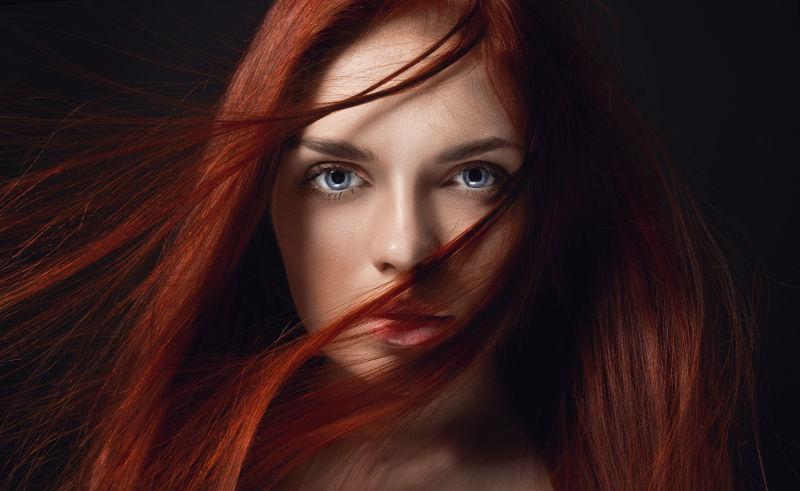 性感美丽的红发女孩留着长发