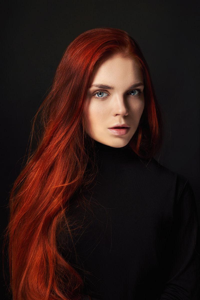 性感美丽的红发美女留着长发