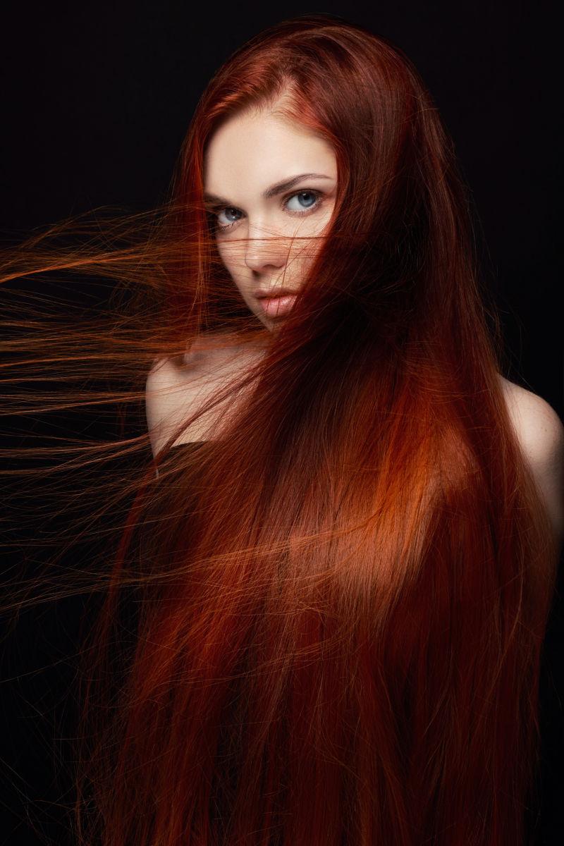 性感美丽的红发女孩留着长长的头发