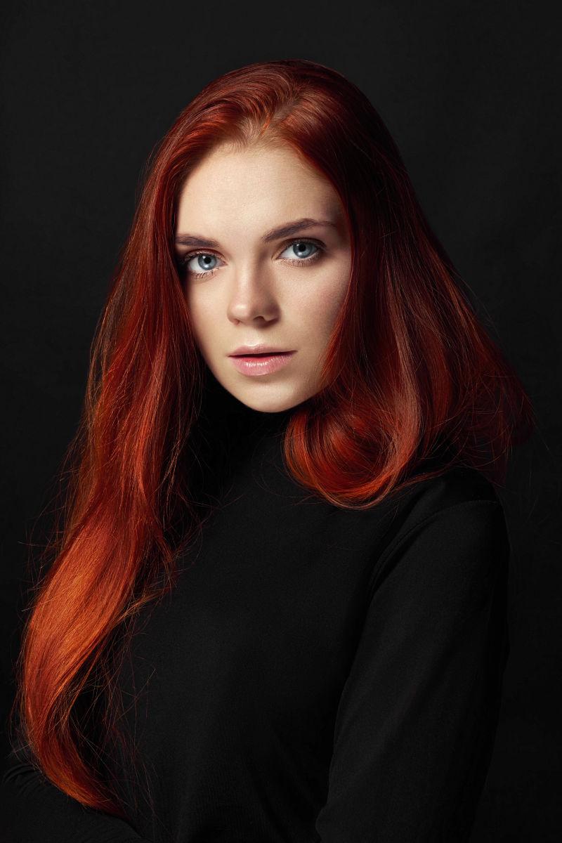 性感美丽的红发女性留着长发