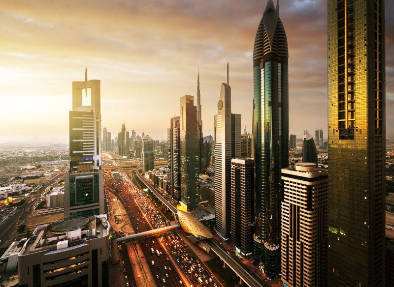 日落时分迪拜城市的天际线