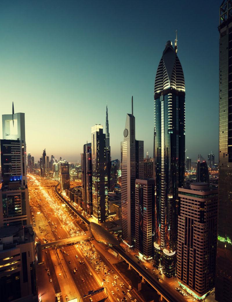 日落时候的迪拜城市天际线