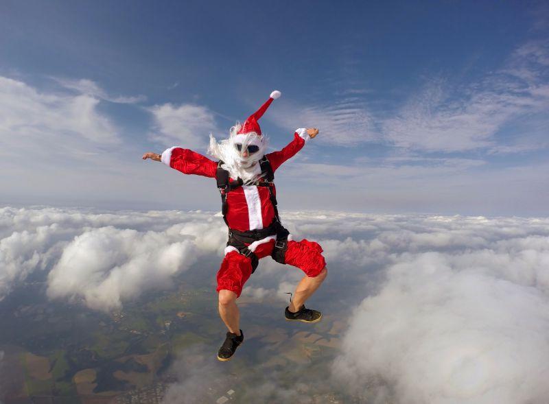 一个圣诞老人跳降落伞