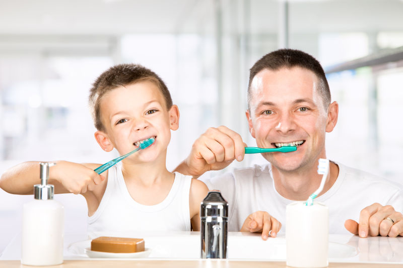 一对父子在刷牙