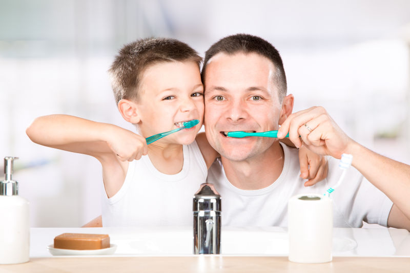 爱刷牙的父子