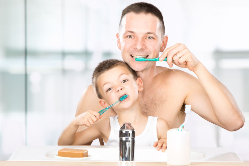 一起刷牙的父子