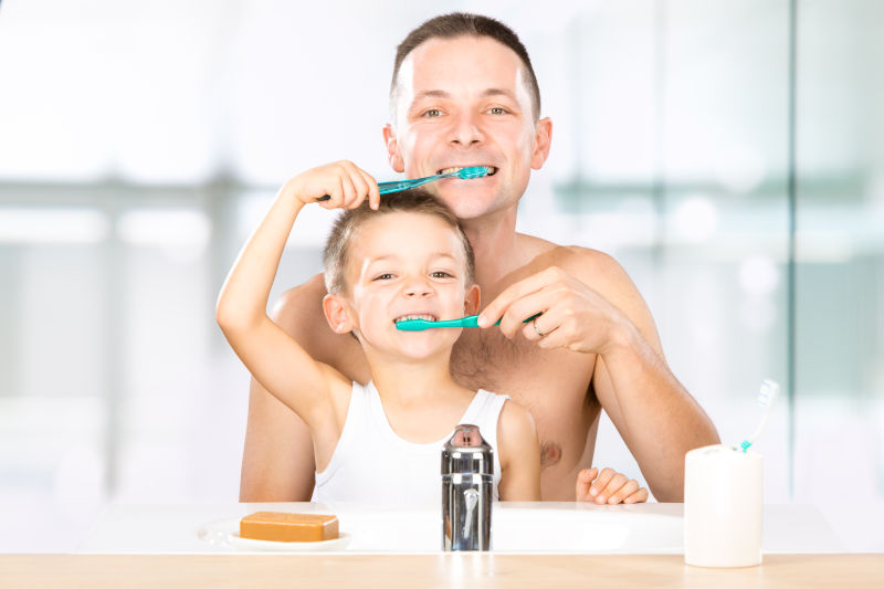 相互刷牙的父子