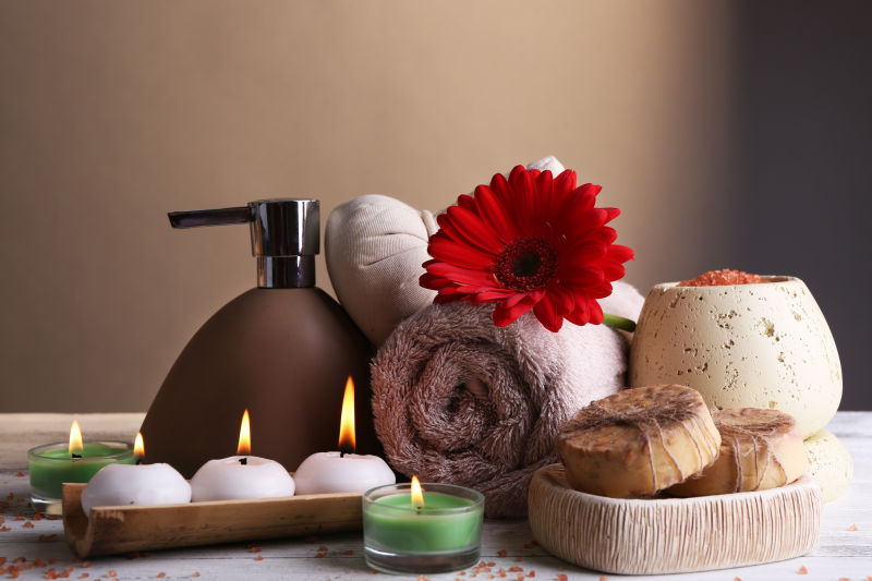 木质板上的spa美容用品和蜡烛