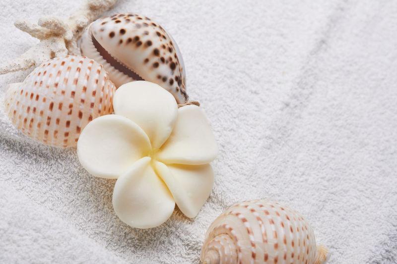 白色毛巾上的水疗spa花朵