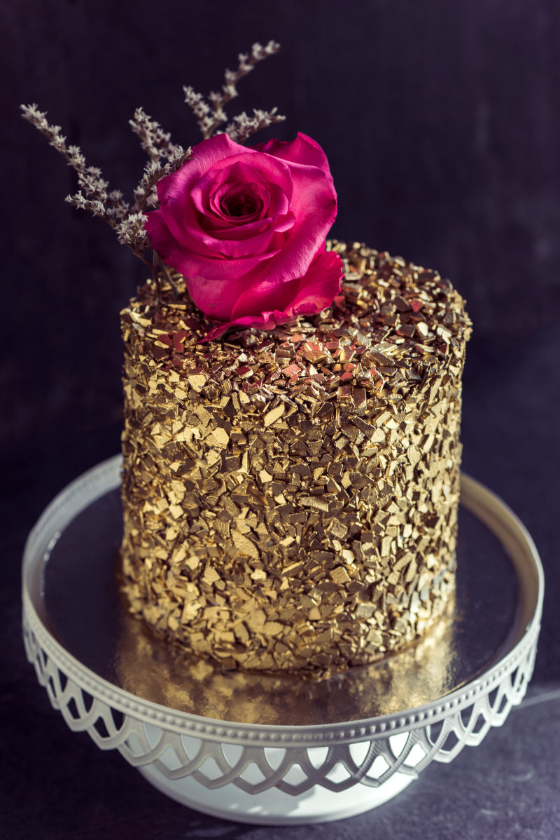 金色蛋糕上的粉色玫瑰