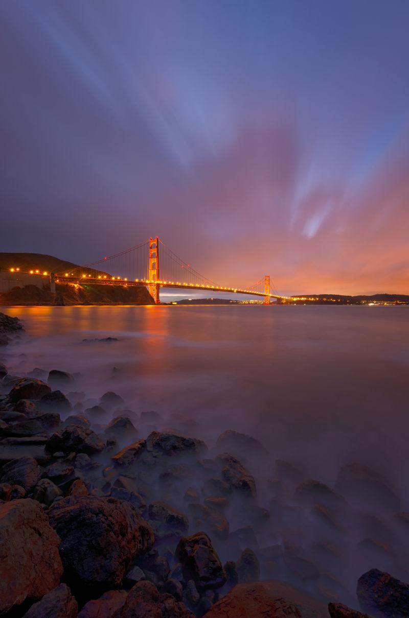 夕阳下美丽的旧金山金门大桥