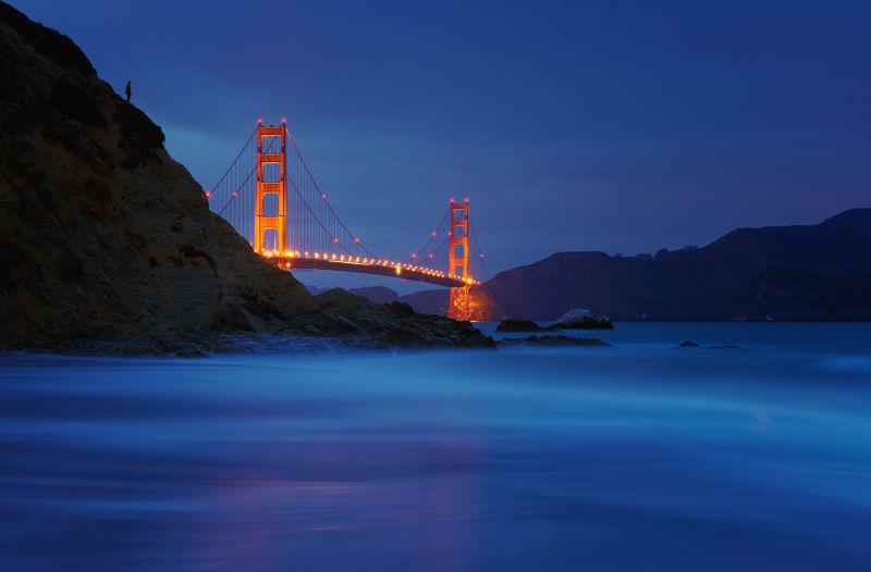 夜色下美丽的旧金山金门大桥