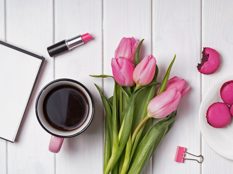 粉红色郁金香与咖啡