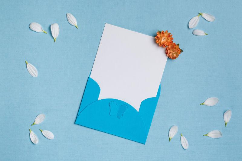 蓝色背景上的卡片和花朵