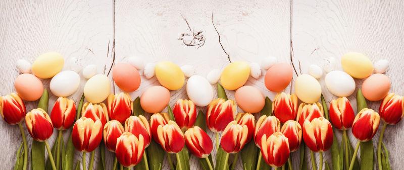 郁金香花束和复活节彩蛋