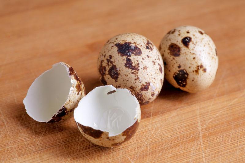 桌子上的蛋壳和鹌鹑蛋