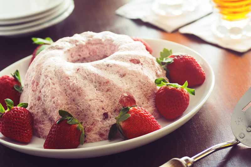 盘子里美味的草莓冰淇淋