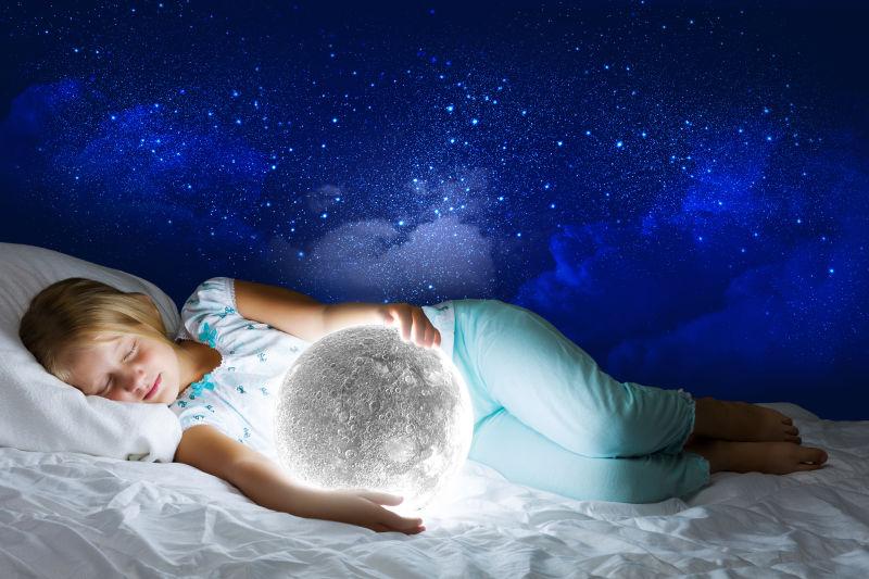 怀抱月球入睡的小女孩