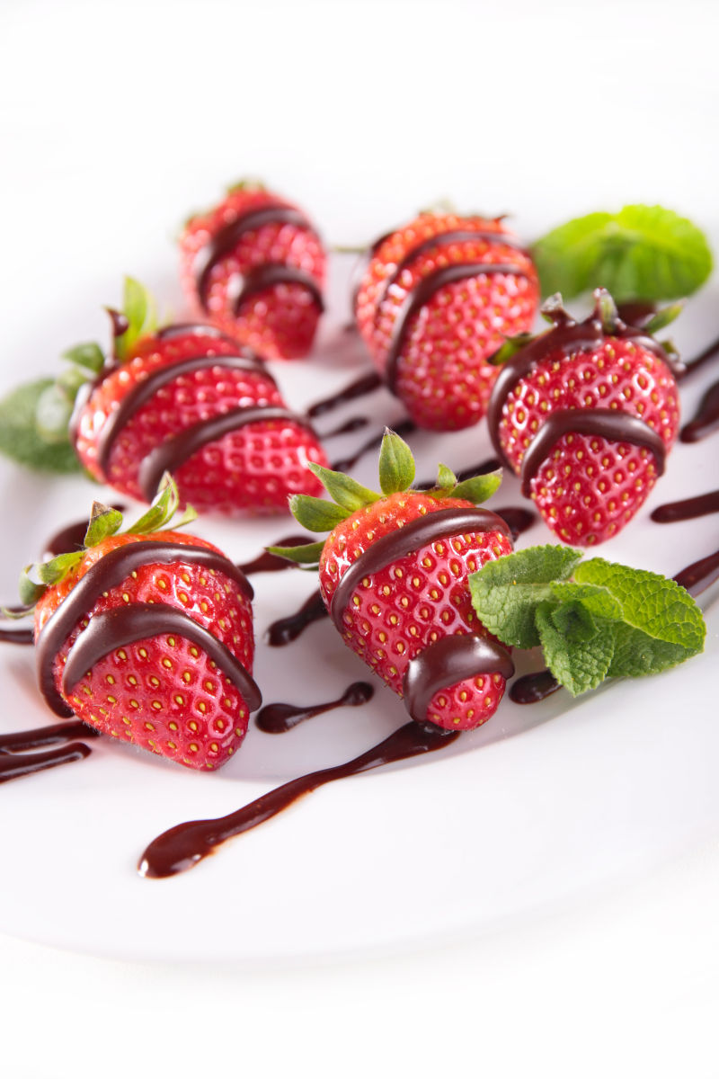 盘中的草莓表面涂着一层巧克力