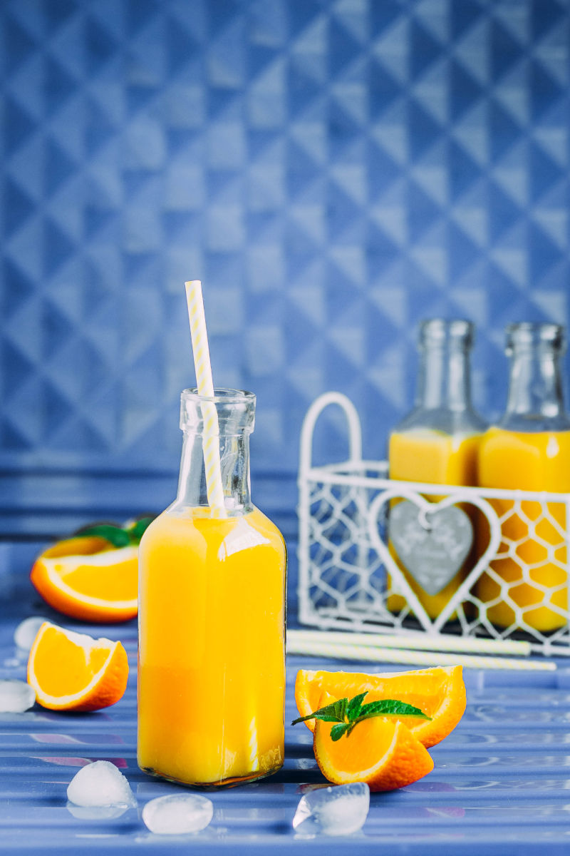 桌子上的鲜橙汁