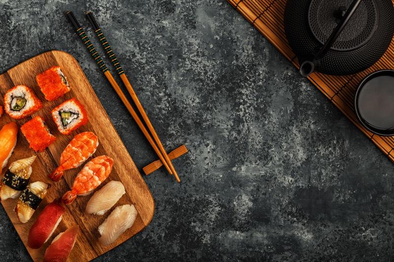 单人寿司套餐和寿司卷在木板上