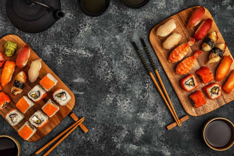 双人套餐寿司和寿司卷在木板上