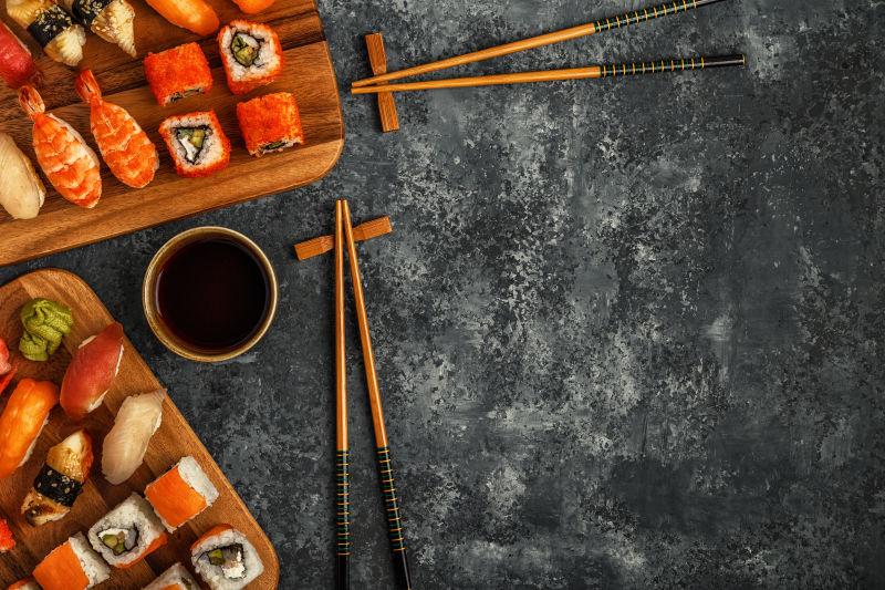 寿司和寿司卷蘸料在木板上