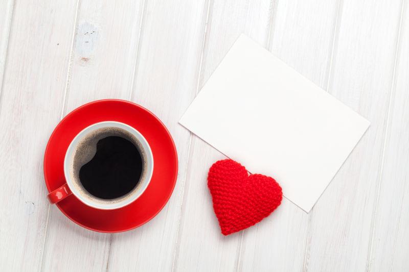 情人节空白贺卡和红色心咖啡杯