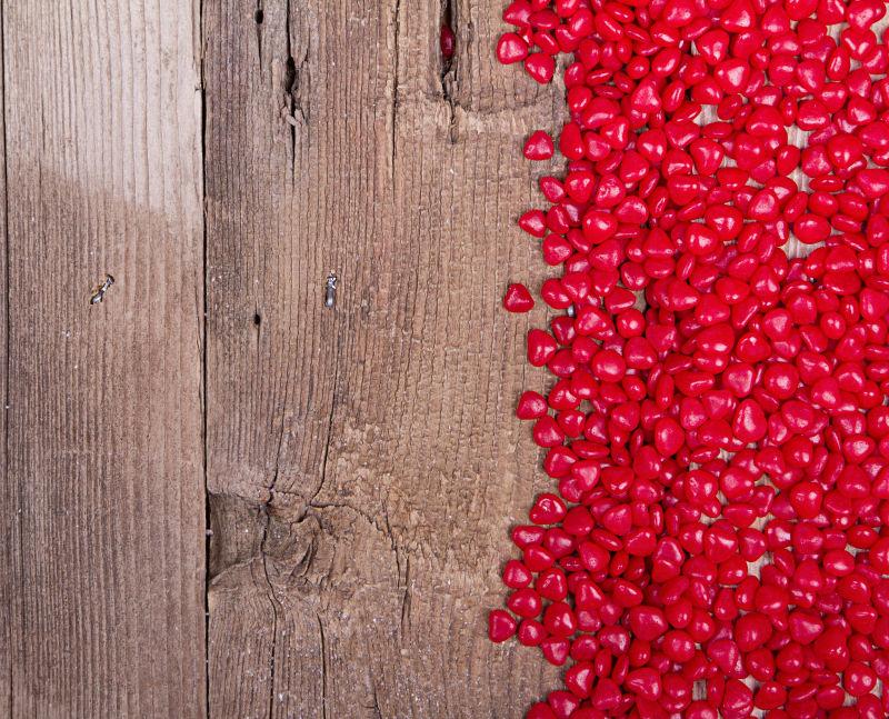 木板上的红色心形糖果