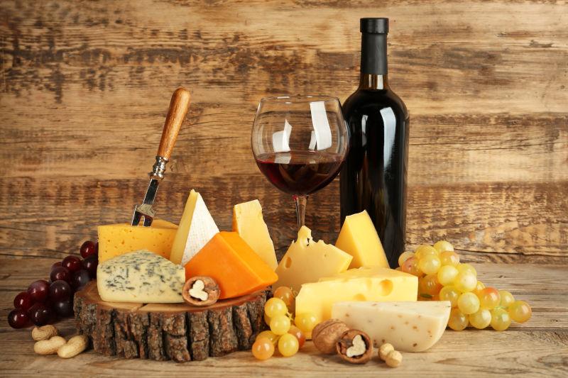 红酒和树桩各种木制背景的干酪