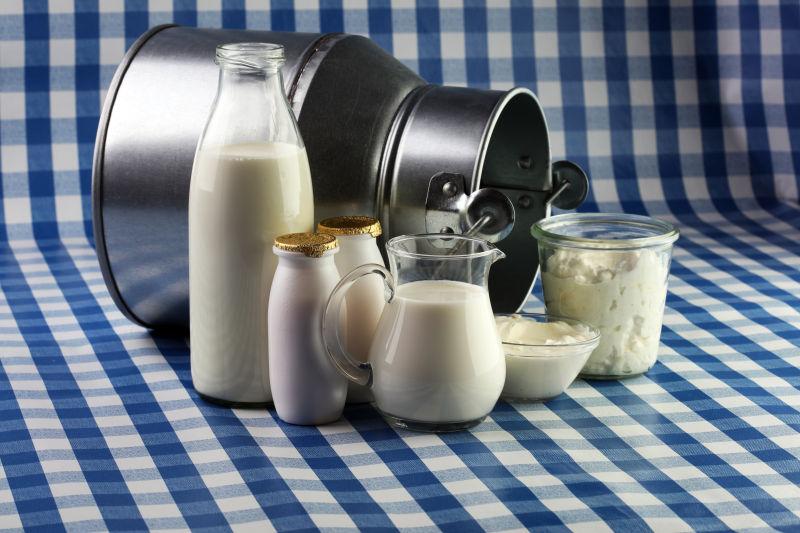 玻璃瓶的奶油和牛奶