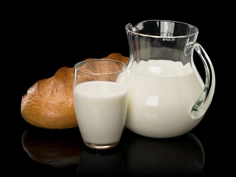 玻璃器皿的牛奶和面包