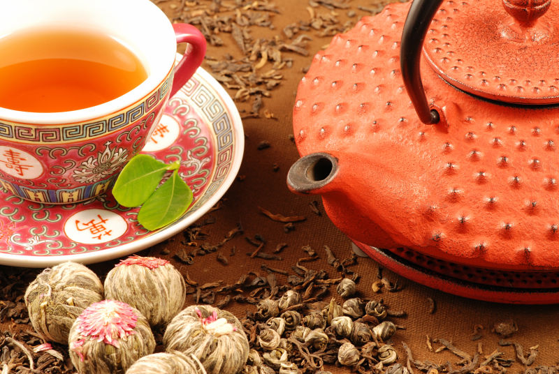 桌子上的茶和茶叶